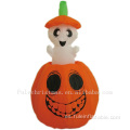 Feliz fantasma blanco inflable apareciendo calabaza